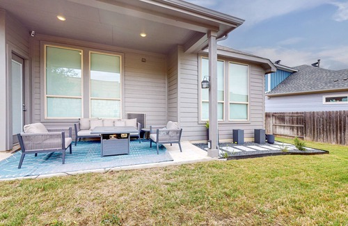 Austin Casa | Designer home with luxe suite, home office, outdoor lounge & dog-friendly yard