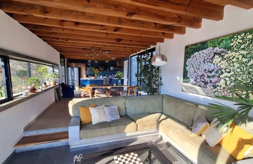 El Santuario Casa | Casa de Diseño con Vistas Espectaculares al Lago y Jardines Exuberantes