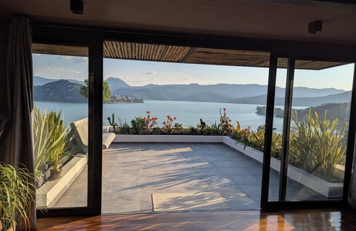 El Santuario Casa | Casa de Diseño con Vistas Espectaculares al Lago y Jardines Exuberantes