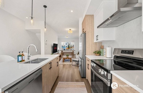 Springbank Hill Apartamento | Designer-Inspired Home » King Bed » Garage » AC
