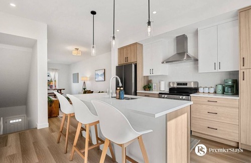 Springbank Hill Apartamento | Designer-Inspired Home » King Bed » Garage » AC