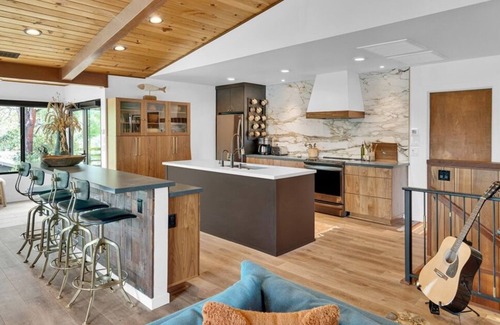 Oak Shores Casa | Designer Lakehouse-Waterfront, Private Dock, Steps to Marina and Pool