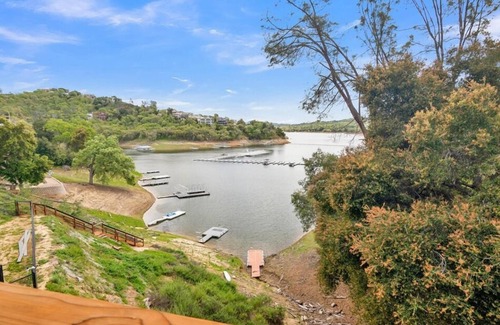 Oak Shores Casa | Designer Lakehouse-Waterfront, Private Dock, Steps to Marina and Pool