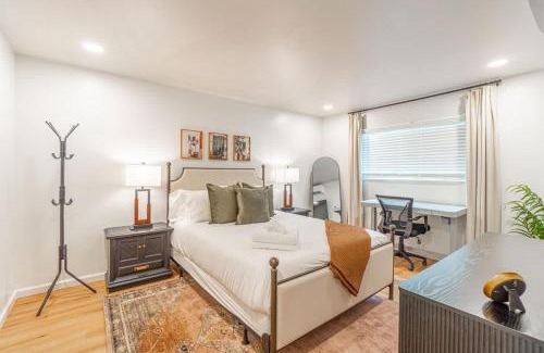 West University Casa | Designer Living Pet-Friendly UNR 2BR 1BA