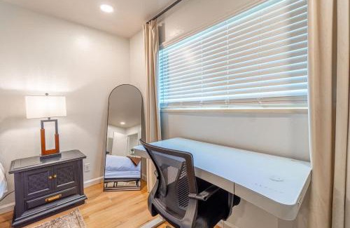 West University Casa | Designer Living Pet-Friendly UNR 2BR 1BA