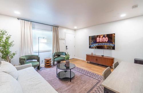 West University Casa | Designer Living Pet-Friendly UNR 2BR 1BA