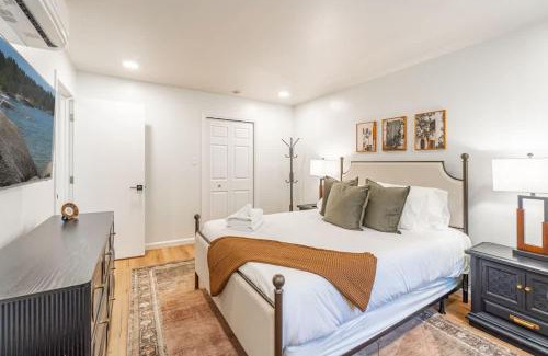 West University Casa | Designer Living Pet-Friendly UNR 2BR 1BA