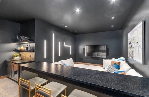 Hurricane Apartamento | Designer Oasis ~ Golf ~ Pool ~Theater