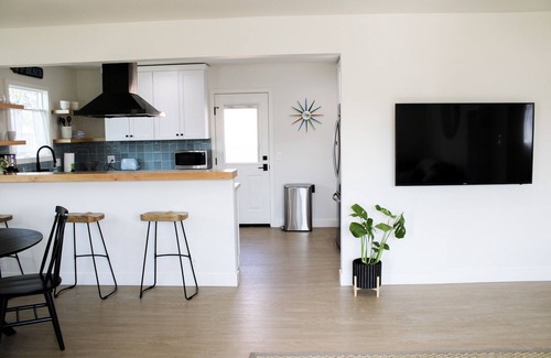 Del Aire Casa | Designer Remodel 3 bed/2 bath Beach House Near LAX