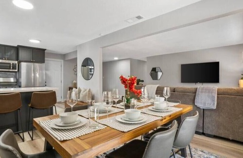 Rancho Cordova Casa | Designer Remodel * 4B2B * King Beds * 65" TV