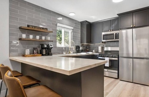 Rancho Cordova Casa | Designer Remodel * 4B2B * King Beds * 65" TV
