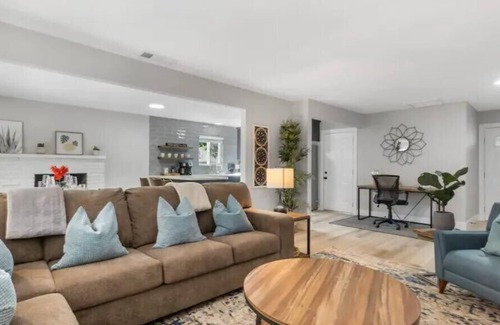 Rancho Cordova Casa | Designer Remodel * 4B2B * King Beds * 65" TV