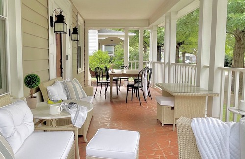 Pettigru Street Historic District Casa | Designer Retreat in Quaint Historic District w Front Porch Dining under the oaks