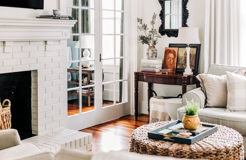 Pettigru Street Historic District Casa | Designer Retreat in Quaint Historic District w Front Porch Dining under the oaks