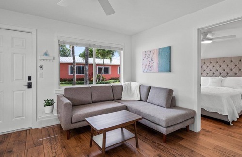 Delray Beach Cabaña | Designer's Delray Hideaway in Delray's Hottest Neighborhood - Newly Renovated