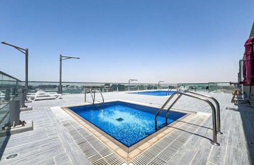 Al Raha Beach Apartamento | Designer's Finishing - Rooftop Pools - Modern Oasis - Family Heaven - Full Canal Views - Sunset Raha Views - 2 min walk from Space42 Arena