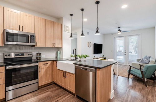 Hancock Apartamento | Designer Space near UT 2 King Bed Pool Gym EV WD