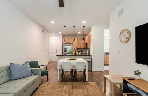 Hancock Apartamento | Designer Space near UT 2 King Bed Pool Gym EV WD