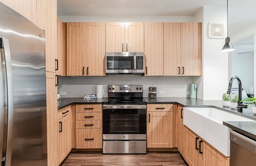 Hancock Apartamento | Designer Space near UT 2 King Bed Pool Gym EV WD