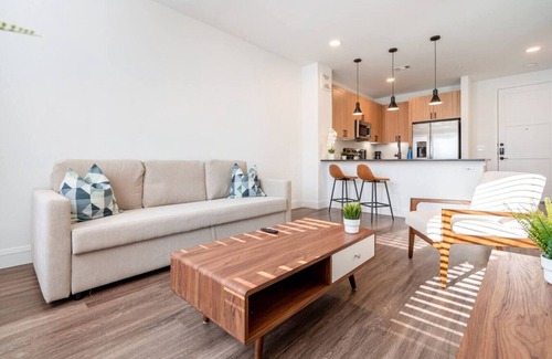 Hancock Apartamento | Designer Space near UT King Bed
