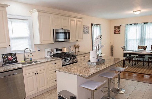East Hartford Casa | Desirable 3 BR Cape East Hartford CT - Free Parking + Wifi