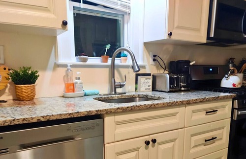 East Hartford Casa | Desirable 3 BR Cape East Hartford CT - Free Parking + Wifi