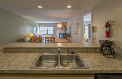 North Woodstock Condominio | ¡Excelente condominio para una familia junto al Centro de recreación con piscina, jacuzzi, sala de juegos y más!