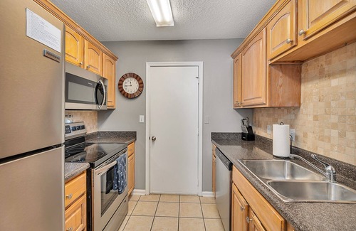 Saint Simons Island Casa | Desirable South End! Gated Townhome w Pool & Private Patio. Walk to Restaurants