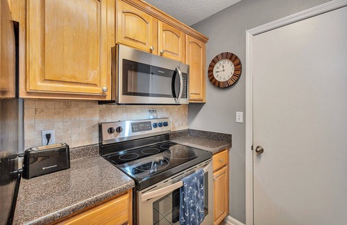 Saint Simons Island Casa | Desirable South End! Gated Townhome w Pool & Private Patio. Walk to Restaurants