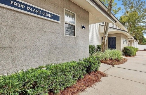 Saint Simons Island Casa | Desirable South End! Gated Townhome w Pool & Private Patio. Walk to Restaurants