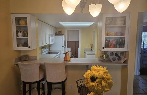 Bonita Springs Condominio | Desirable third floor unit. Close to all amenities including beach barefoot.