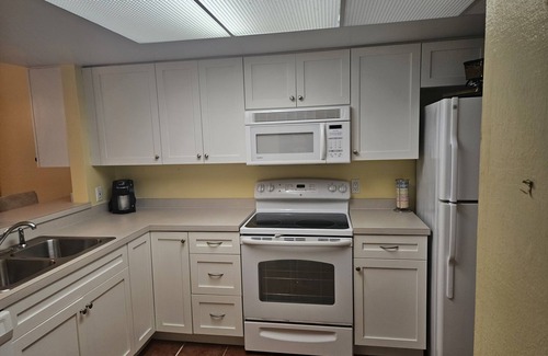 Bonita Springs Condominio | Desirable third floor unit. Close to all amenities including beach barefoot.