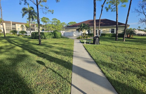 Bonita Springs Condominio | Desirable third floor unit. Close to all amenities including beach barefoot.