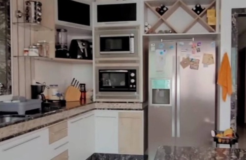 Guilhermina Casa | Detached cinema house, excellent location in the Guilhermina neighborhood