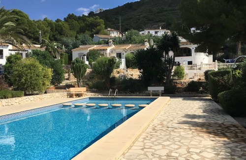 El Portet Villa | Villa independiente de 2 dormitorios en El Portet, con amplias terrazas y vistas a la piscina
