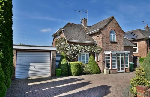 Cassiobury Casa | Detached 3 bedroom House ideal for families, parking, Near Harry Potter Studios