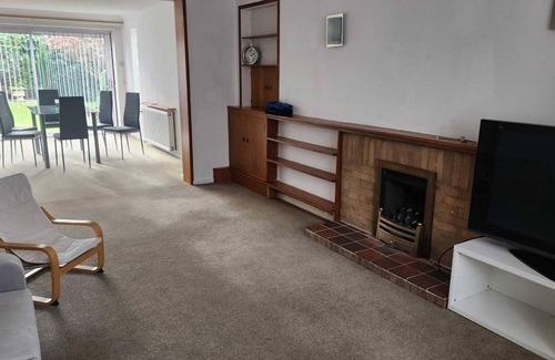 Cassiobury Casa | Detached 3 bedroom House ideal for families, parking, Near Harry Potter Studios