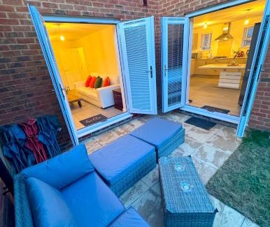 Broad Oak Apartamento | Detached 4BR House - Private Garden, Garage & Parking - Perfect for Long Stays, Families, Contractors