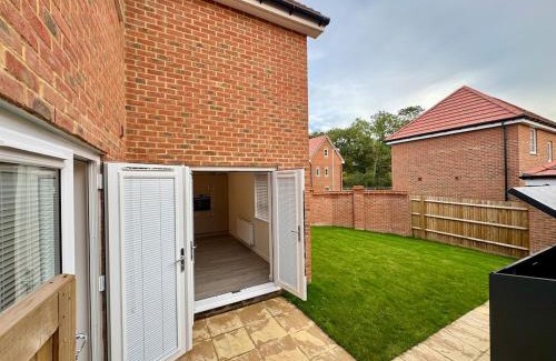 Broad Oak Apartamento | Detached 4BR House - Private Garden, Garage & Parking - Perfect for Long Stays, Families, Contractors