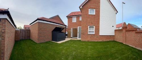 Broad Oak Apartamento | Detached 4BR House - Private Garden, Garage & Parking - Perfect for Long Stays, Families, Contractors