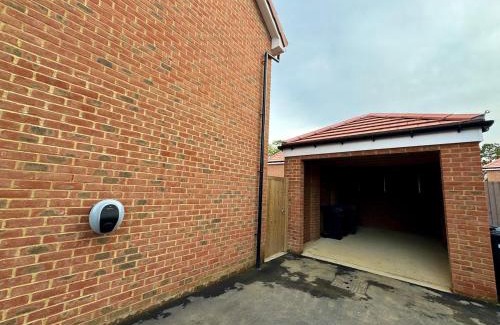 Broad Oak Apartamento | Detached 4BR House - Private Garden, Garage & Parking - Perfect for Long Stays, Families, Contractors