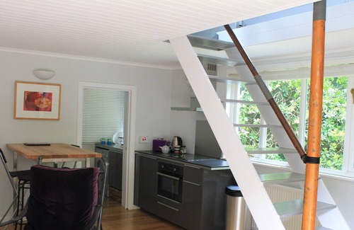 New Forest District Cabina | Cabina independiente con loft. Hasta 4 peculiares estilo moderno Woodland Walk To Beach