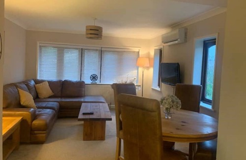 Clanfield Cabaña | Detached cottage in lovely village setting