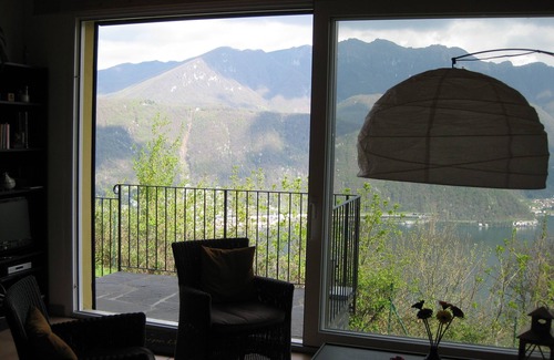 Carona Casa | Casa de vacaciones independiente con un gran jardín para correr y una vista maravillosa
