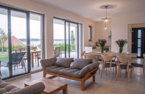 Ljubac Casa | Casa de vacaciones independiente con vistas al mar-nuevo 2020: terraza en la azotea con cocina al aire libre