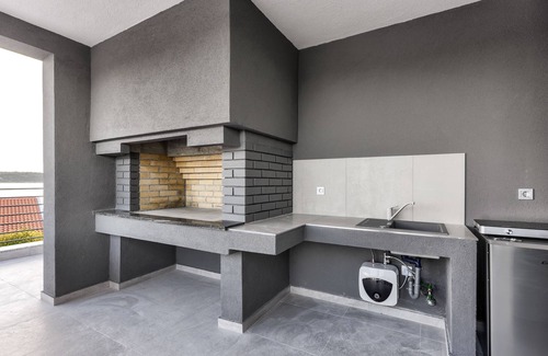 Ljubac Casa | Casa de vacaciones independiente con vistas al mar-nuevo 2020: terraza en la azotea con cocina al aire libre