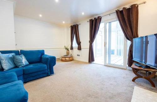 Stockport Casa | Detached Home in Greater Manchester with Free Parking