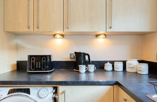Stockport Casa | Detached Home in Greater Manchester with Free Parking