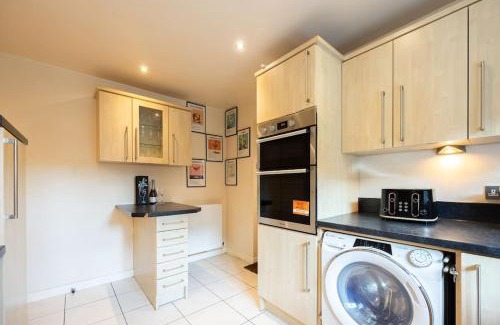 Stockport Casa | Detached Home in Greater Manchester with Free Parking