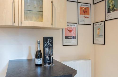 Stockport Casa | Detached Home in Greater Manchester with Free Parking
